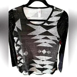 Lularoe XS black‎ & white geometric print long sleeve Lynnae top. NWT. Hi/lo hem